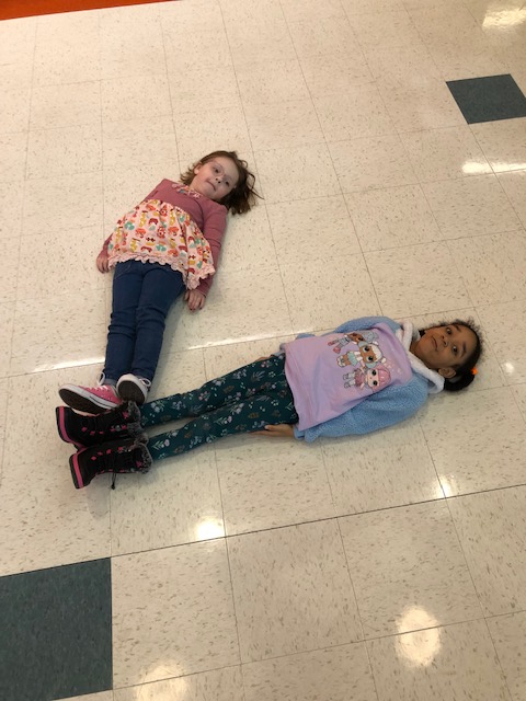 Hamfamwildcats's tweet image. Kindergarteners are #gettinginshape with Mrs. Clifford.  They worked with a partner to transform their bodies into the shape of different letters of the alphabet. #LetterRecognition