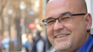 Devastada, impactada, MUY triste, conmocionada con tu marcha. Para los que tuvimos la grandísima suerte de conocerte en persona,  NADA sustituirá tu cercanía, tu talento, tu manera de llegar, de hacer las cosas. No hay palabras.
Que la tierra te sea leve. Dale un abrazo a Juanbe