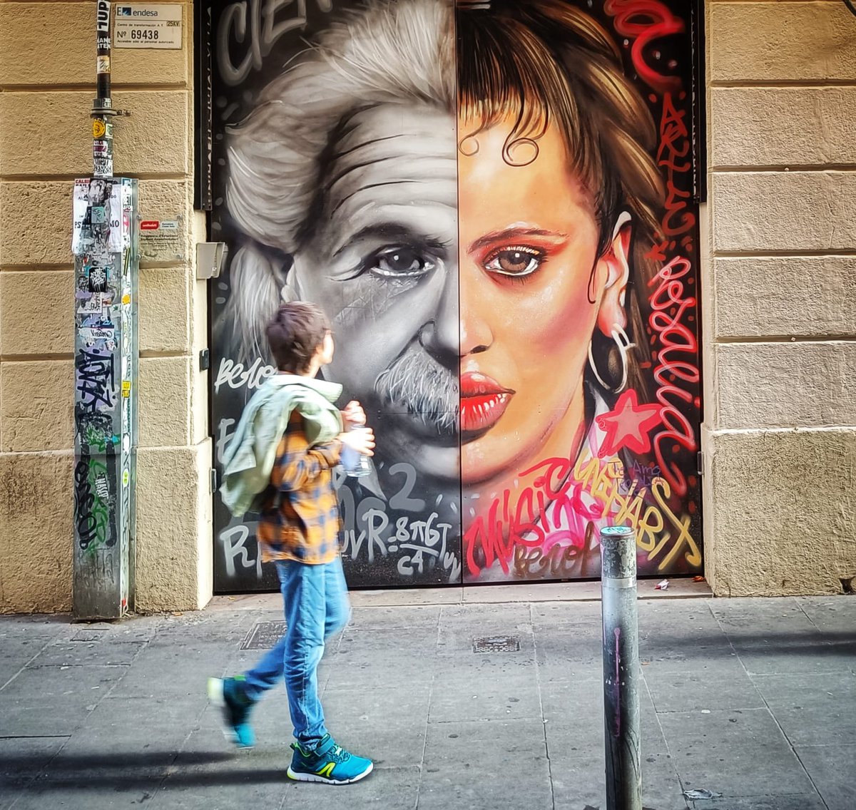 maria_servera's tweet photo. #Barcelona #Einstein #Rosalía #arturbà #streetphotography https://t.co/rdZKVMvKp7