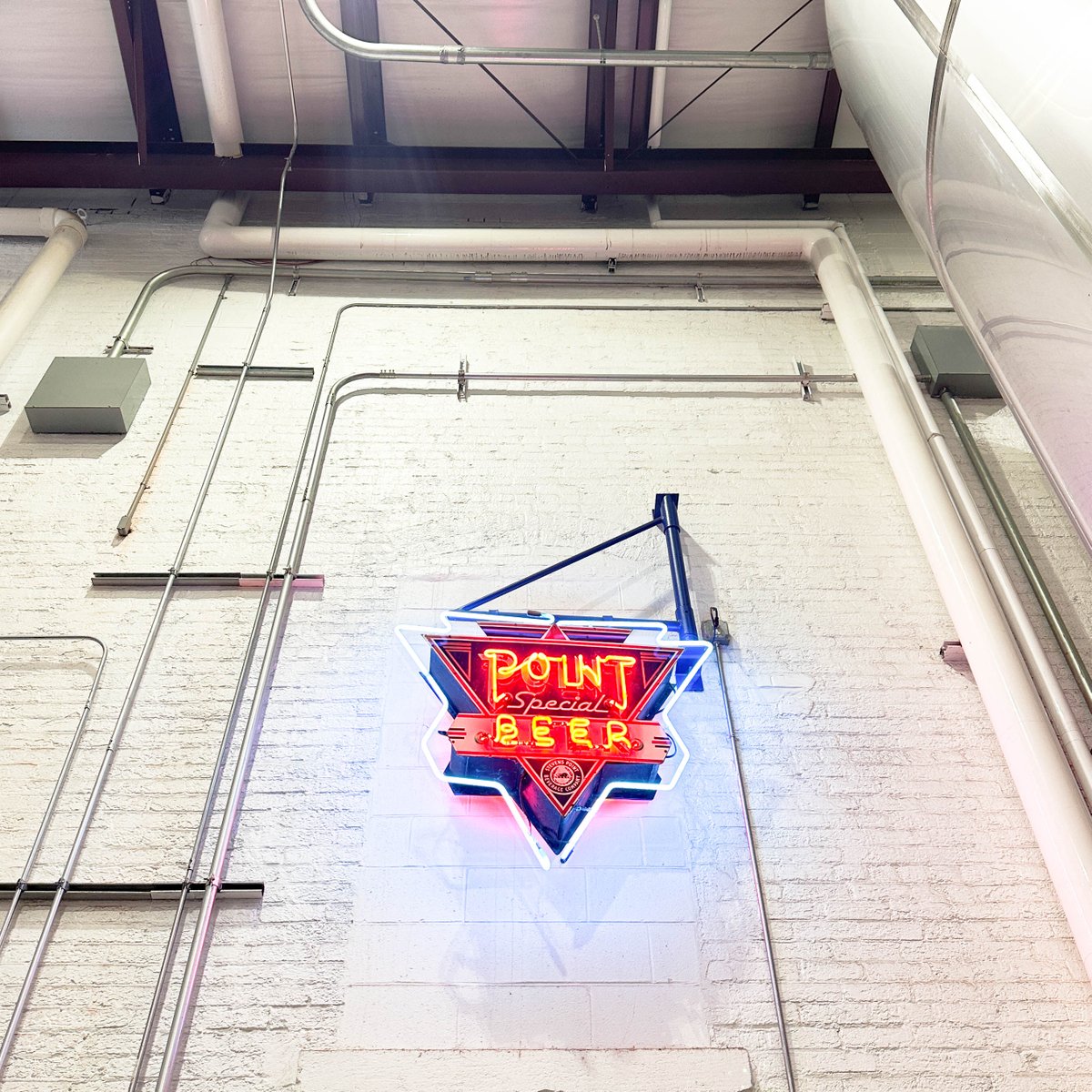 pointbrewery's tweet photo. Show us your neon signs! This one hangs in the brewery courtyard where the tasting room was!
#pointbrewery #brewery #wibrewery #wisconsinbrewery #wibeer #stevenspointbrewery #discoverwisconsin #visitstevenspoint #Stevenspoint #stevenspointwi #stevenspointwisconsin #pointspecial https://t.co/B0MDbA3tNT