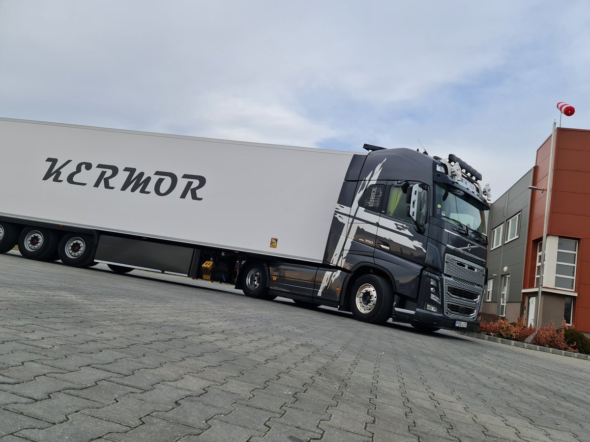 LeslieBota's tweet photo. Today we started plan oir new webpage. Took a new driver for training.. of course I choose one of the best to driving. 😁💪💪💪🇸🇪
#Kermor #VolvoTrucks #FrigoMaffia https://t.co/cwn44GpLUE