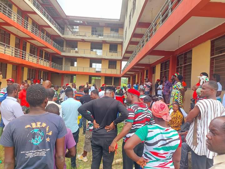 CitizenTechiman's tweet photo. Yesterday Clean Up Exercise At Adansi Apagya E-block, Community Day Senior High School.
#JDM
#NewEdubiase
#NDC2024 https://t.co/4c6C4HMs2j