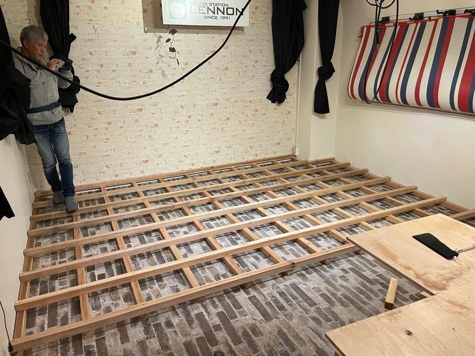 👑 LENNONついに念願のステージ作ったよ！！！！
これからの  LIVEテンション上がる😃⤴️✨✨
手伝ってもらった仲間に感謝💚
#宮崎LIVEバー