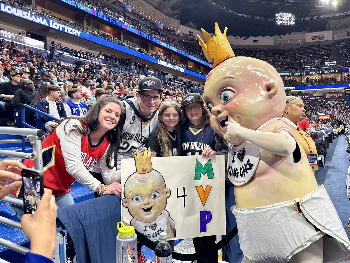 randi_willis's tweet photo. The real MVP! Thanks @KingCakeBaby! https://t.co/kx13b8lyul