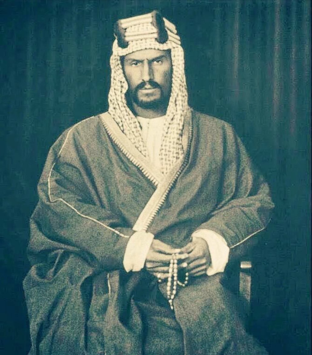 من أقوال الملك عبدالعزيز:

"إن العرب لا ينامون على ضيم، ولا يبالون إذا خسروا مالديهم وسلمت كرامتهم"
1330هـ/1912م.

.
"لست ملكاً بمشيئة أجنبية، بل أنا ملك بمشيئة الله ثم بمشيئة العرب الذين اختاروني وبايعوني… "
1354هـ/1935م