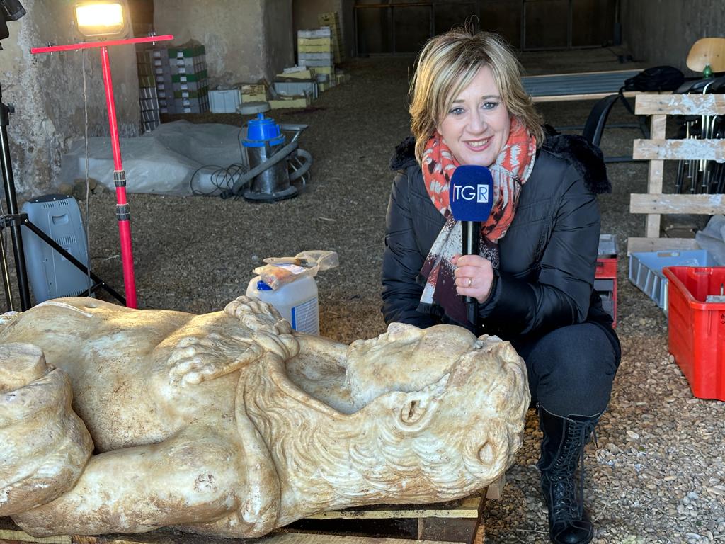A tu per tu con la statua di Ercole, rinvenuta il 25 gennaio 2023 durante lavori della sostituzione di un impianto fognario a Parco Scott. Ora, i primi interventi di pulitura. Nei miei servizi Tgr Lazio del 30 gennaio 2023 ore 14 e ore 19.35 <a href="/archeoappia/">Parco Archeologico dell'Appia Antica</a> <a href="/MiC_Italia/">Ministero della Cultura</a> <a href="/TgrRaiLazio/">Tgr Rai Lazio</a>