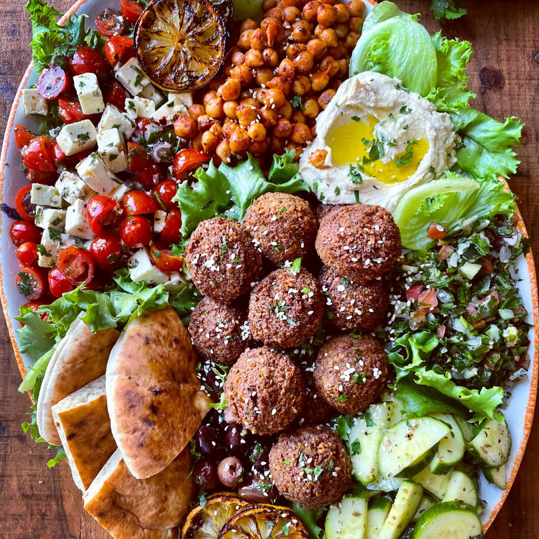 LittleLeafFarms's tweet photo. Looking for a healthy and filling #MeatlessMonday recipe? Start your week off right with this delicious Falafel Salad by Diane Morrisey! Recipe here: https://t.co/fkZQfM7omu

#saladrecipes #localgreens #littleleaffarms https://t.co/SicOhGgNu6