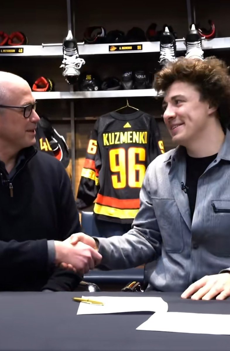 RogNuck's tweet image. #Canucks the Kuz effect. #DatHair