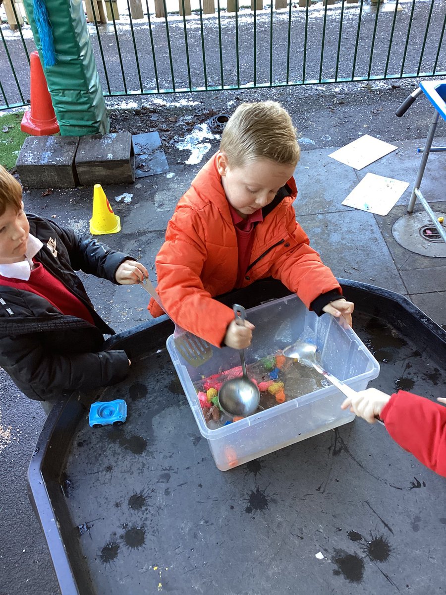 Experimenting and exploring ice and snow. ❄️❄️❄️❄️❄️❄️❄️☃️☃️☃️☃️