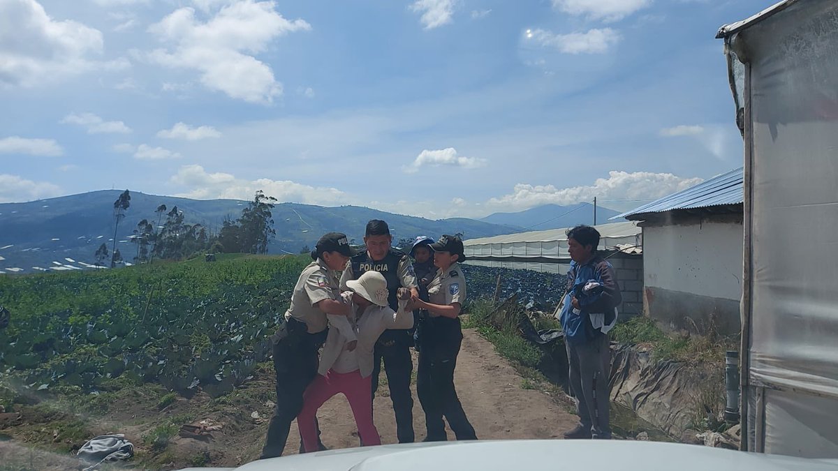 ecuainm_oficial's tweet photo. ‼️#URGENTE 
Mujer que agredió a un niño fue detenida por miembros de @PoliciaEcuador. 
▶️@Sanchezmendieta https://t.co/ezsYvURBrX