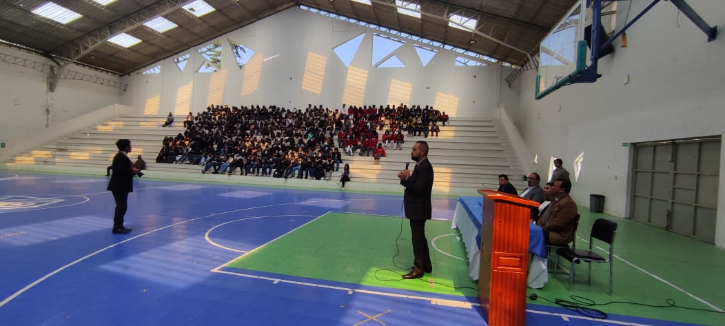 Hoy @ANT_ECUADOR presentó el Anuario Nacional de Seguridad Vial a los estudiantes de Cuenca.
 @CTEcuador dió charlas de educación vial e información sobre la normativa para obtener la licencia de conducir.
Nuestro compromiso: Salvar Vidas!!! #bajalavelocidad
#cadavidacuenta