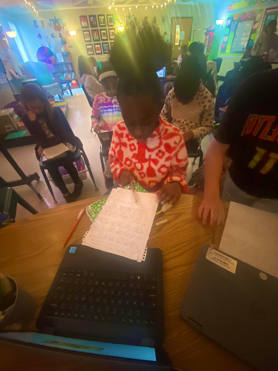 chrisleycreator's tweet photo. Writing Circle Monday #peerediting @NES4thGrade @NESBraves @COBB_ELA https://t.co/nCVtjBNhib