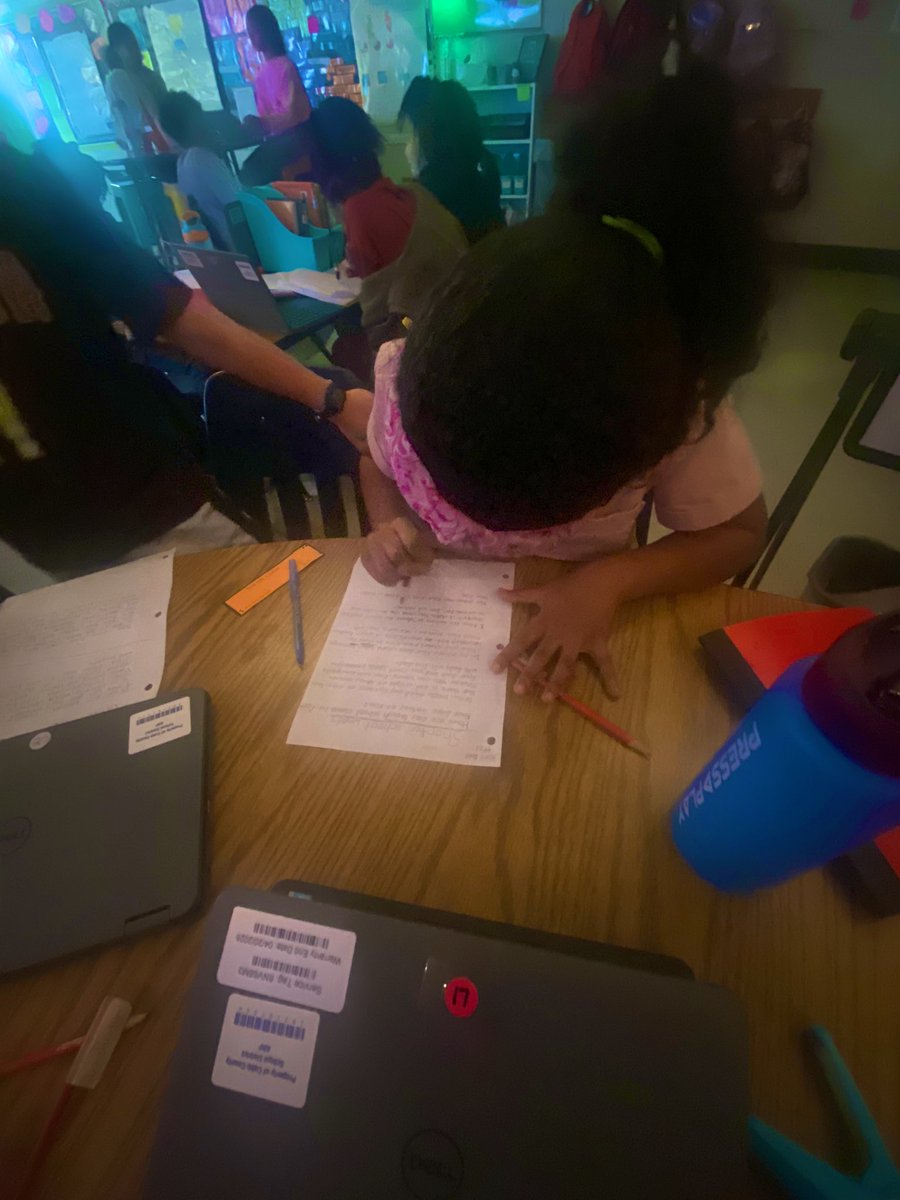 chrisleycreator's tweet photo. Writing Circle Monday #peerediting @NES4thGrade @NESBraves @COBB_ELA https://t.co/nCVtjBNhib