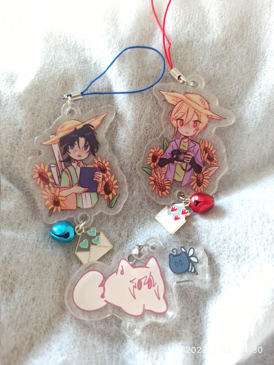 SWcrossingpoint's tweet photo. Random gift

Some or all 3 of these will be put in the box for some order as the extra gifts from the zine ^^

I don't know which order tho since I asked a person not in the fandom to put in the box randomly.  

It's gacha time ☺️ https://t.co/0EzSvuTzLG