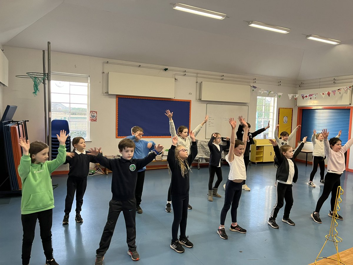 ActiveSchAngus's tweet photo. 🌟 Un-believable! Rehearsals 🌟@MurroesP Glee! Utterly uplifting! Staff/Pupils buzzing! What a tonic! Special Guest C who runs #GotSoulChoir giving a pep talk 🎶 #HealthandWellbeing #Competition Good luck @CairdHallDundee! Go Smash it! 👀👏@MonifiethHWB @mhs_asn #BeActiveBeWell https://t.co/mQYoGHhhGe