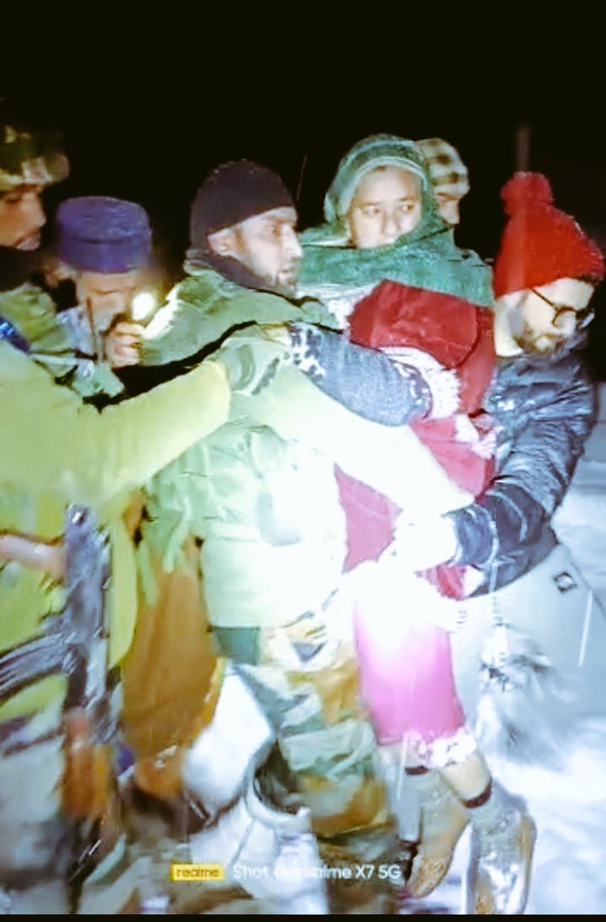 Parv_ynr's tweet photo. #WeCanWeCare #indianarmy #nyakashmir
Indian army once again for Kashmiriyat. Baramulla Rashtriya Rifle evacuating heart diseased old age lady at night in inclement weather with all routes closed owing to snowfall. Yet another prompt action to save a life by olivegreen. https://t.co/HpVz0c2hqE