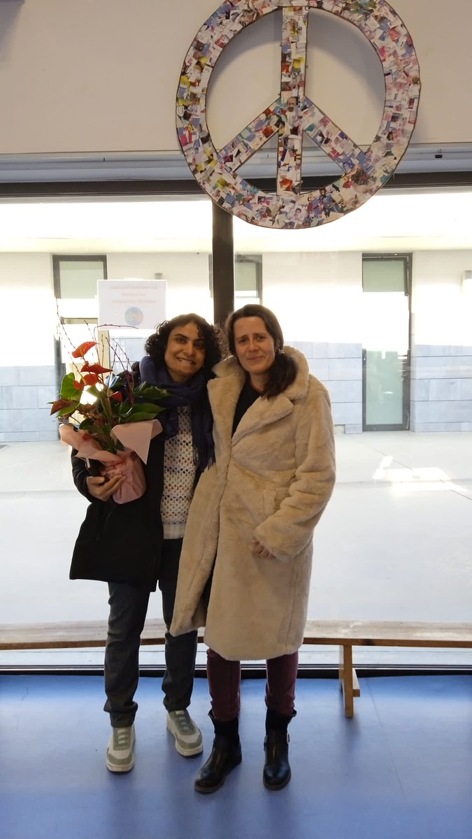 Isabelverdu's tweet photo. Felicitat a les coses petites i enormes com aquesta: haver pogut convidar la @nadiaghulam a l'escola de les meves filles @CdAMontserrat i gaudir  de la seva força i magnetisme i com fa arribar els nens el missatge de Pau. #diadelapaucadia #totsagentsperalapau. https://t.co/P8TYdMJTsO