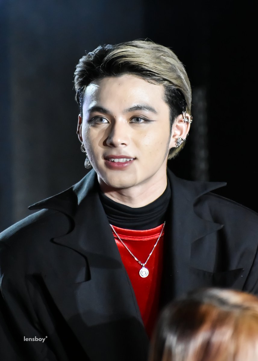 lensboyvxon22's tweet photo. [HQ] 012723 VXON @ PPOP RADAR 

para siyang vampire~

VXON at UMG PPOP RADAR
#PPOPRadarWithVXON
#VXON @vxonofficial @ptrckrcmr20 https://t.co/UM0bZX3czp