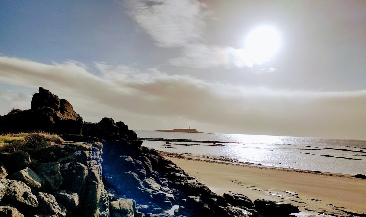 BirtiesBlog's tweet photo. Pladda and Ailsa Craig on a "calm before the storm" kind of day. @VisitArran @VisitAyrshire @robinmckelvie @MyFaveBench @VisitScotland 🏴󠁧󠁢󠁳󠁣󠁴󠁿 https://t.co/XVoTS3ffXv