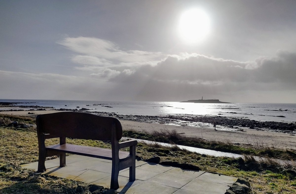 BirtiesBlog's tweet photo. Pladda and Ailsa Craig on a "calm before the storm" kind of day. @VisitArran @VisitAyrshire @robinmckelvie @MyFaveBench @VisitScotland 🏴󠁧󠁢󠁳󠁣󠁴󠁿 https://t.co/XVoTS3ffXv