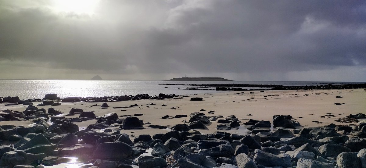 BirtiesBlog's tweet photo. Pladda and Ailsa Craig on a "calm before the storm" kind of day. @VisitArran @VisitAyrshire @robinmckelvie @MyFaveBench @VisitScotland 🏴󠁧󠁢󠁳󠁣󠁴󠁿 https://t.co/XVoTS3ffXv