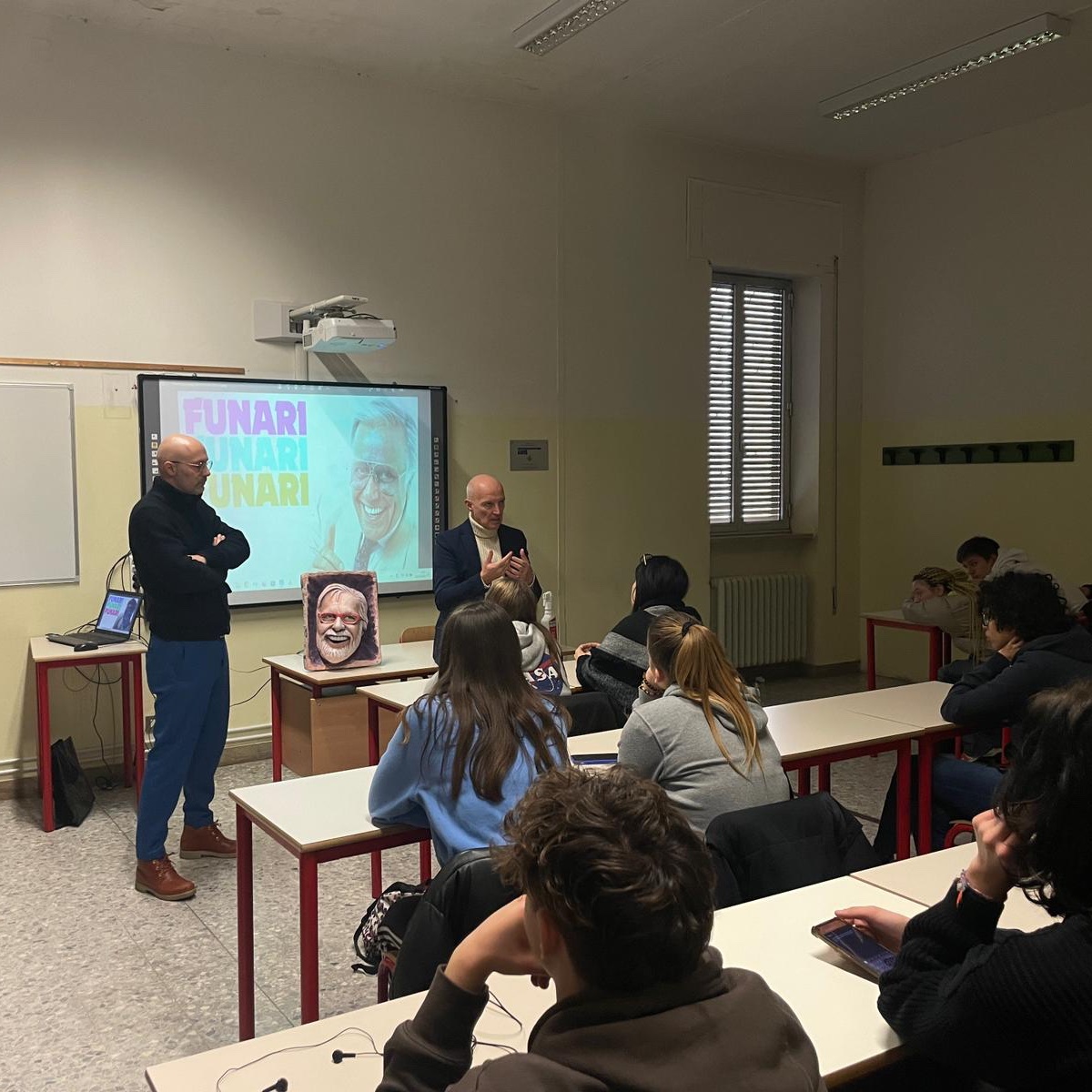 Oggi giornata a Padova per un incontro speciale con i ragazzi dell’#IstitutoSuperioreGiovanniValle. Per l’occasione abbiamo proposto la visione del nostro docufilm "FUNARI FUNARI FUNARI", un omaggio in memoria del nostro #GianfrancoFunari.

#FUNARIFUNARIFUNARI#LiberoProduzioniTv