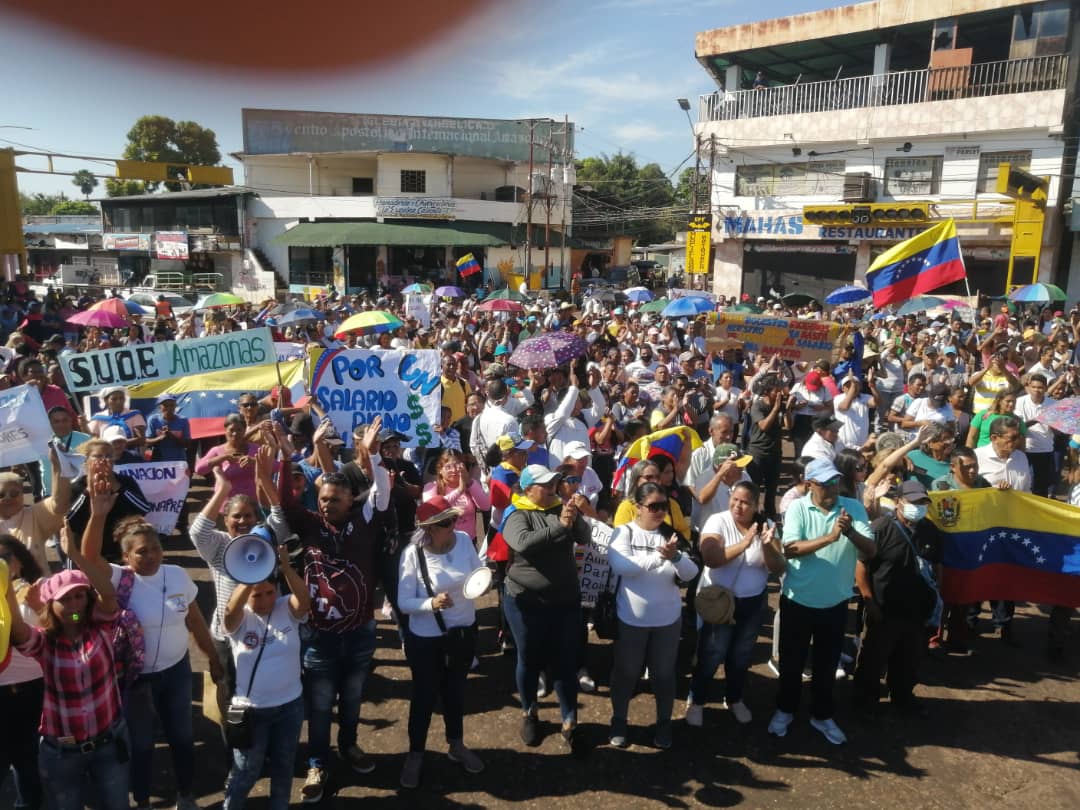 rhgobamaz's tweet photo. LiborioGuarulla: RT @untindigena: #30Ene En #Amazonas los trabajadores de la administración pública salieron este lunes a la calle a exigirle al gobierno nacional mejoras salariales, los gremios sindicales y el pueblo en general atendieron el llamado a l… https://t.co/6c8LRQZA9Q