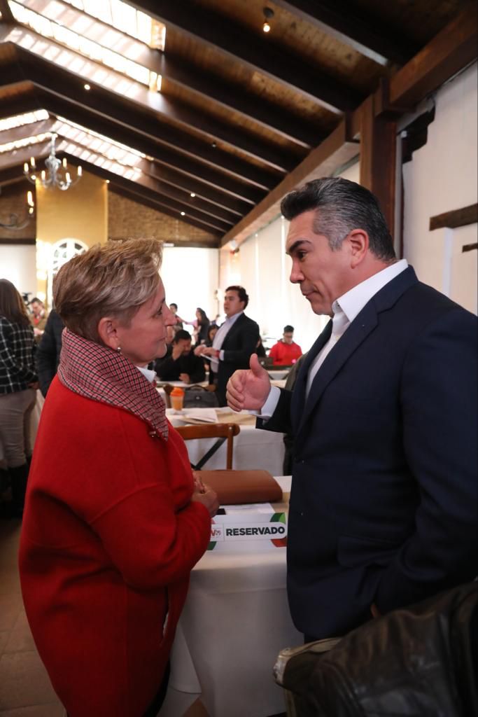 frinne_azuara's tweet photo. Iniciando la semana con la Plenaria del @GPPRIDiputados trabajando en la agenda legislativa para el periodo ordinario de sesiones que comienza el próximo miércoles.
#5aPlenariaPRI https://t.co/hQ3BbouJZA