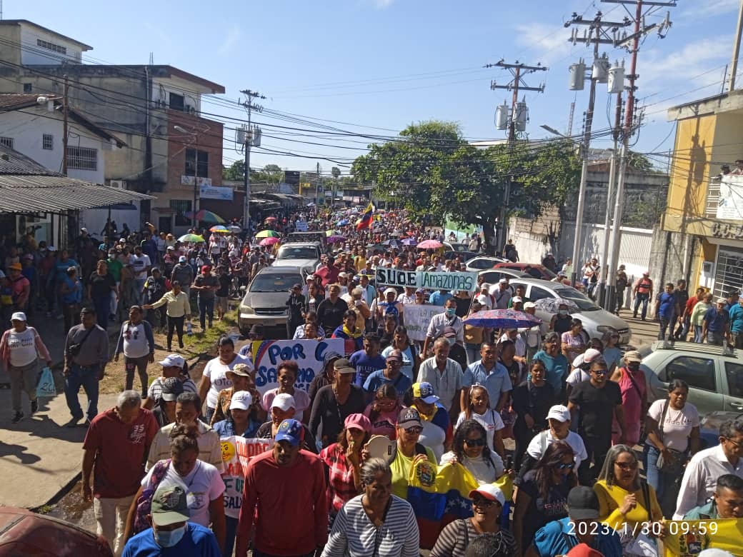LiborioGuarulla: RT <a href="/untindigena/">UNT Amazonas</a>: #30Ene En #Amazonas los trabajadores de la administración pública salieron este lunes a la calle a exigirle al gobierno nacional mejoras salariales, los gremios sindicales y el pueblo en general atendieron el llamado a l…