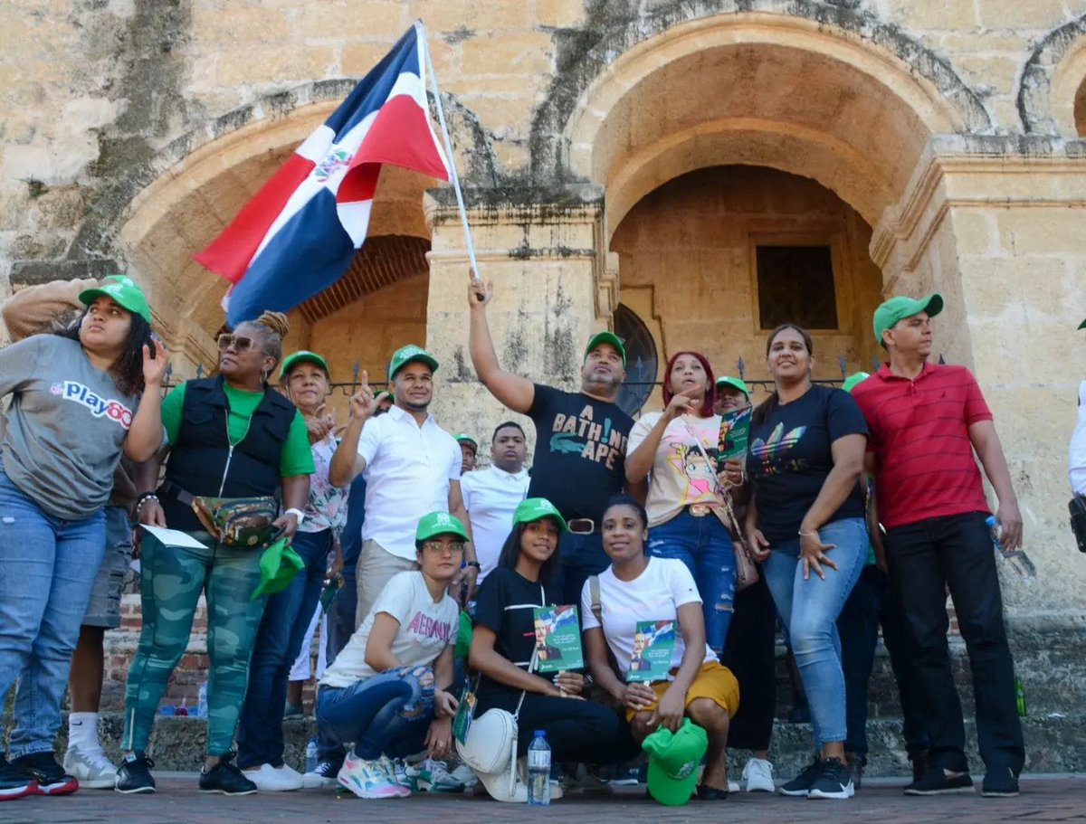 fp_2024's tweet photo. omentos de la concentración de la Fuerza Joven del Pueblo para dar inicio a la caminata "Juntos por la Patria".

#YocaminoPorLaPatria #FuerzaDelPueblo #Fpcomunica #Leonelfernandez #Omarlfernandez #Leonelistafp  #Fpradio #Politica #Fpcomunicastgo #Fpvillaalt  #Centradosrd https://t.co/uyYITgTDTw