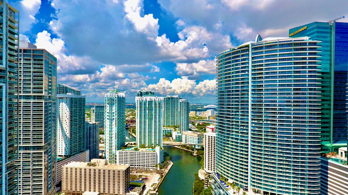 marchandising's tweet photo. South Florida is outperforming most of the country. The region's average home seller profits in 2022 were well above the national average of $112,000. #realestate #miami #miamirealestate  https://t.co/kyHulE56Ea https://t.co/j3NRf4sahJ