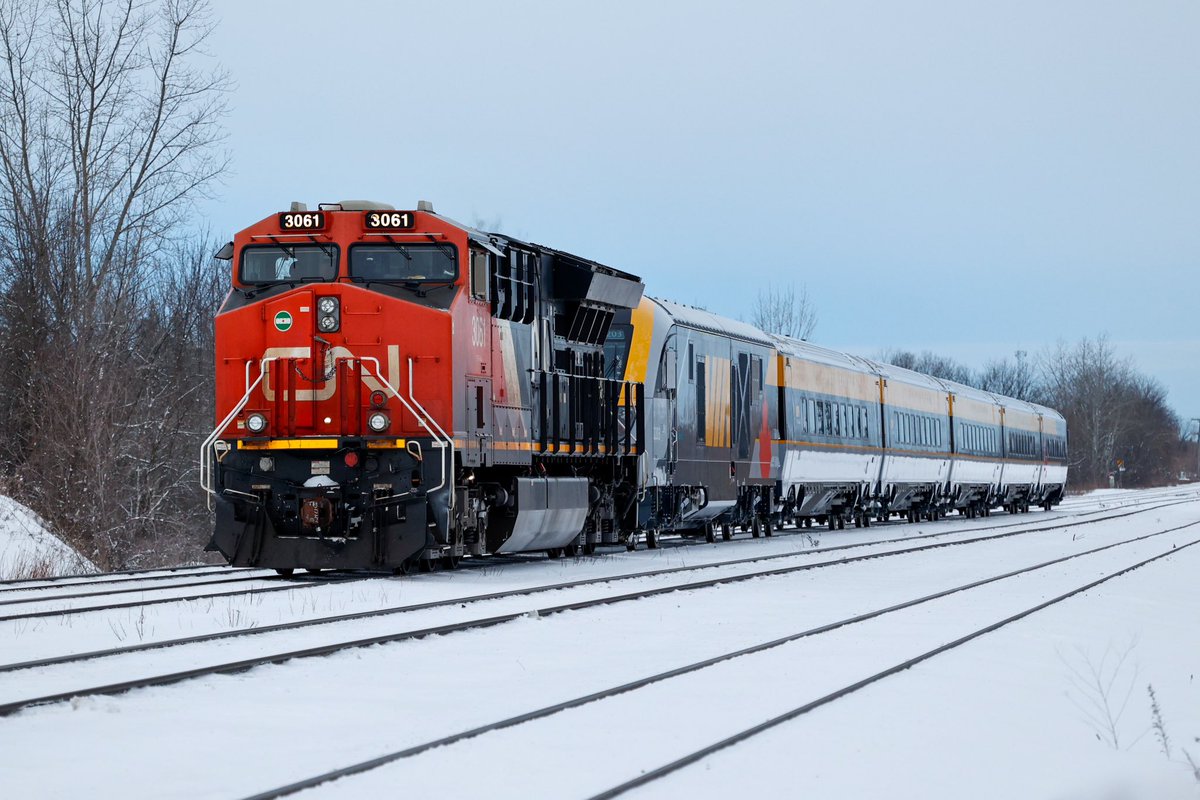 lionliu2003's tweet photo. CN 3061 leading CN E27691 26 @VIA_Rail’s new Siemens set delivery train (the third set) in Belleville this morning 

SIIX 2203 (SCV-42 locomotive) - SIIIX 2602 (business #1) - SIIX 2702 (business #2) - SIIX 2902 (economy #1) - SIIX 2802 (economy #2) - SIIX 2303 (cab car) https://t.co/eFJiUvozTk