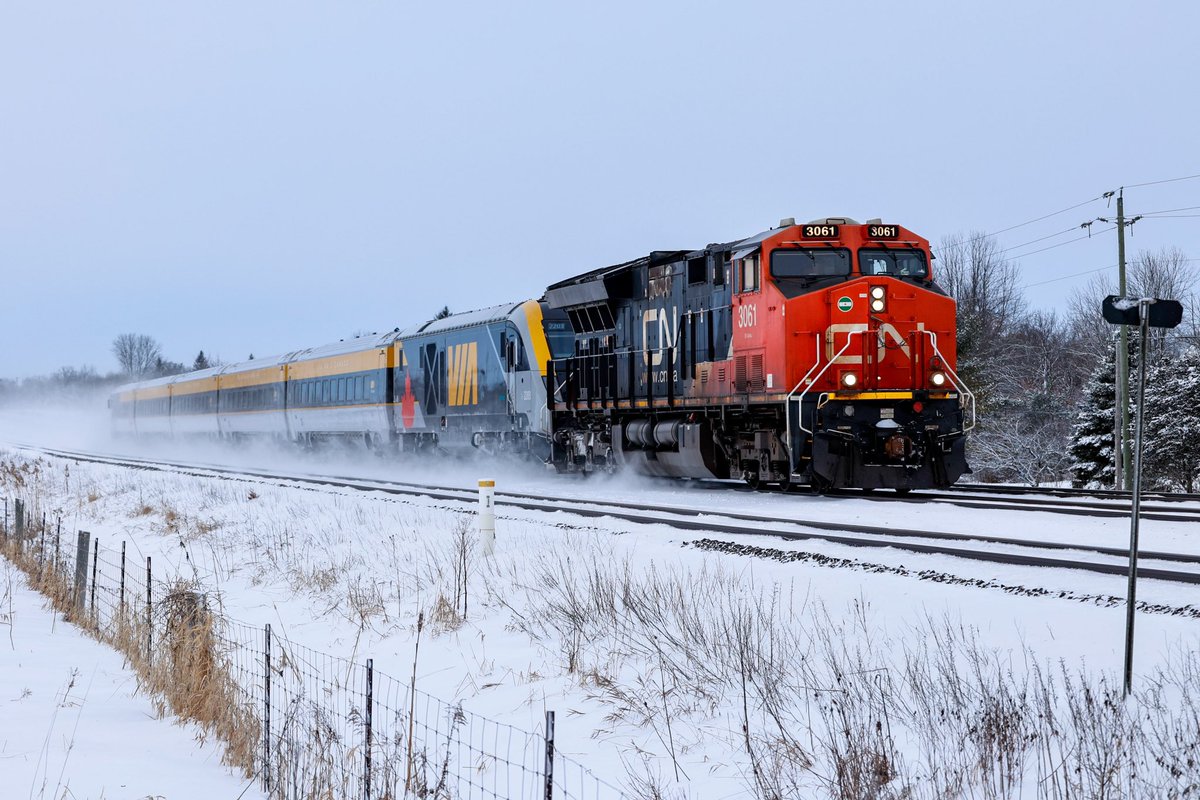 lionliu2003's tweet photo. CN 3061 leading CN E27691 26 @VIA_Rail’s new Siemens set delivery train (the third set) in Belleville this morning 

SIIX 2203 (SCV-42 locomotive) - SIIIX 2602 (business #1) - SIIX 2702 (business #2) - SIIX 2902 (economy #1) - SIIX 2802 (economy #2) - SIIX 2303 (cab car) https://t.co/eFJiUvozTk