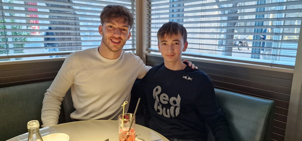 Le présent 🤝 Le futur Déjeuner entre Pierre Gasly (26 ans) et Enzo Deligny 🇫🇷 (14 ans), tous deux résidents de la ville de Milan 🇮🇹 ! L'un vient de quitter le Red Bull Junior, l'autre vient tout juste de le rejoindre !