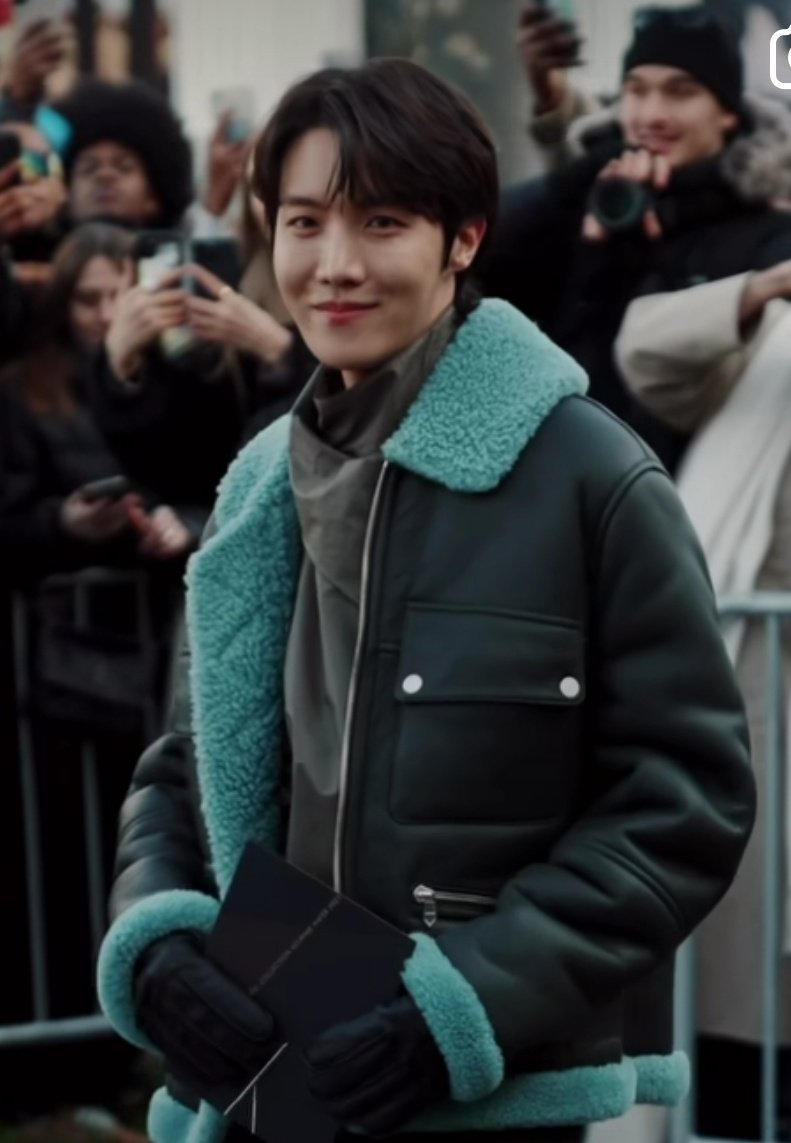 iamjh97's tweet photo. bnyak army yg pernah ketemu dia lgsng bilang gantengnya dia yg di foto baru bbrp persen doang, aslinya bnr2 melebihi dr foto/virtual, ga kebayang secakep apa aslinya Jung Hoseok 😭 https://t.co/OVod9yC4Ks