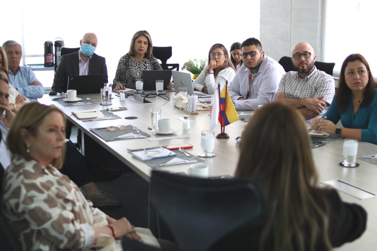 CruzRojaAntioq's tweet photo. Hoy, nuestra Junta Directiva Seccional recibió en su reunión mensual a @antioquia2040 con el objetivo de generar sinergias y relacionamiento interinstitucional para fortalecer las comunidades antioqueñas.

#JuntosFortalecemosLasComunidades https://t.co/XC82CyGVFD