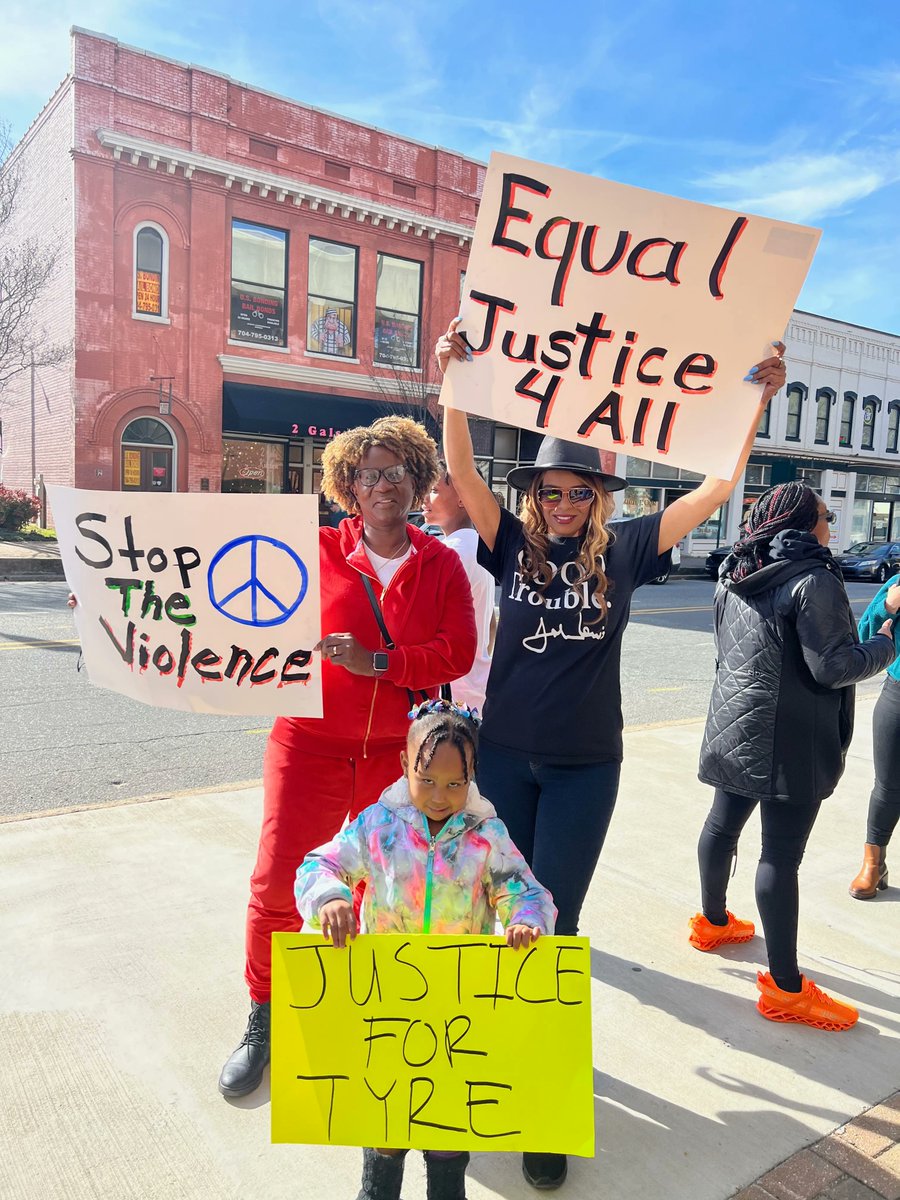 decarceratenow1's tweet photo. Photos from Tyre Nichols Solidarity Marches in Charlotte, Concord, and Raleigh

#PowerToThePeople #DarrylWilliams #TyreNichols #NoJusticeNoPeace #BLM https://t.co/OleCqhRP7Z