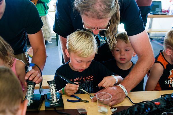 _fixme's tweet photo. Bring your kids at FIXME for an Arduino workshop ! Saturday, 11th of February 2-6pm https://t.co/O1VG1srBEz https://t.co/qcekzDmMT2