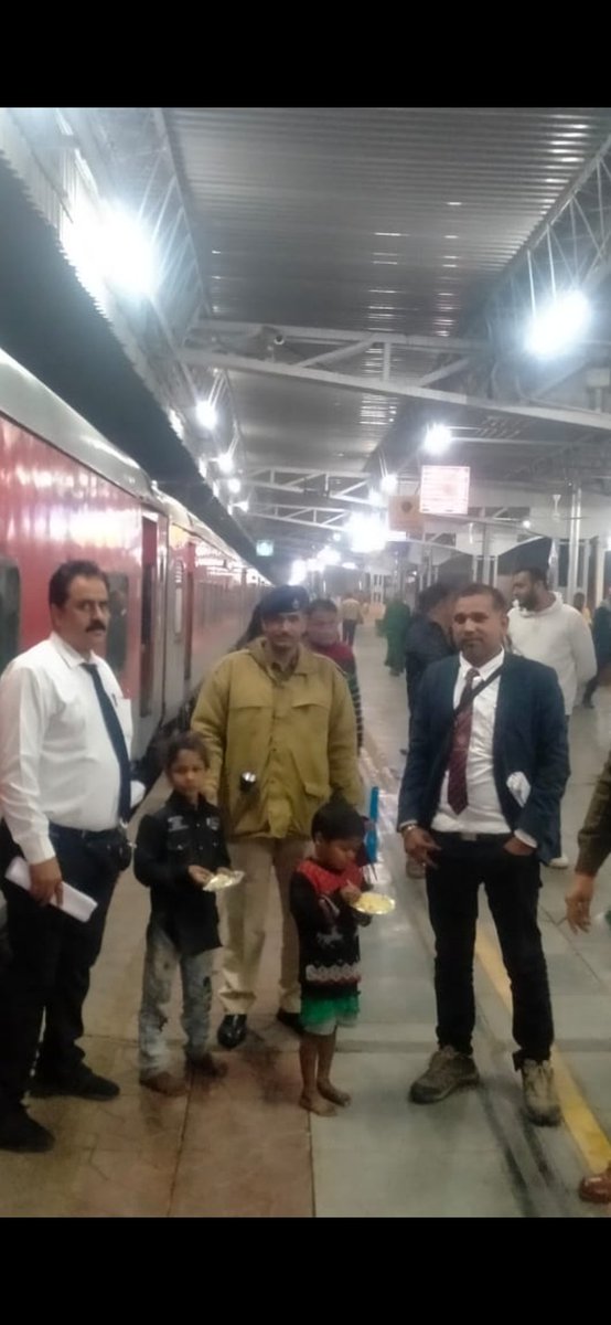 गाड़ी नंबर 124 15 b4 कोच में 16 नंबर पर दो लावारिस बच्चे मिले हैं जिनको r.p.f. नागदा के हवाले किया गया सीटीआई नूतन अरोरा जी साथ में मनीष मीणा जी