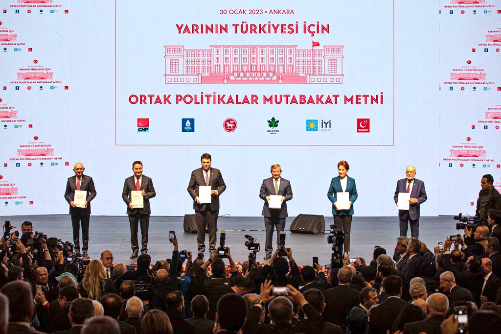 serkanozgoz's tweet photo. Gün Sonu Raporu:
Benim özetim : 

1-Otokrasi yerine demokrasi, adalet, özgürlük. 
2-Sürekli patinaj yerine nitelikli kalkınma
3-Yoksulluğu kader olmaktan çıkaracak sosyal devlet.
4-Mülakat yerine liyakat ve fırsat eşitliği.

Ve en önemlisi: anlayış değişikliği.
#YarınınTürkiyesi https://t.co/EJrlTGmB9S