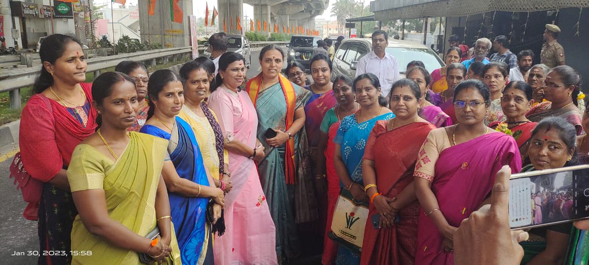 UmarathiBJP's tweet photo. மகளிர் அணி தேசிய தலைவர் அக்கா திருமதி @VanathiBJP அவர்கள் மேற்கொள்ளும் பழனி பாதயாத்திரையை, கோவை ஈச்சனாரி விநாயகர் கோவிலில் வைத்து மாநில தலைவர் திரு @annamalai_k அவர்கள் துவங்கி வைத்த நிகழ்ச்சியில் தமிழக பாஜக மகளிர் அணியுடன் கலந்து கொண்ட போது...
@blsanthosh @BJMM4TamilNadu https://t.co/8BZ8ZdebWh