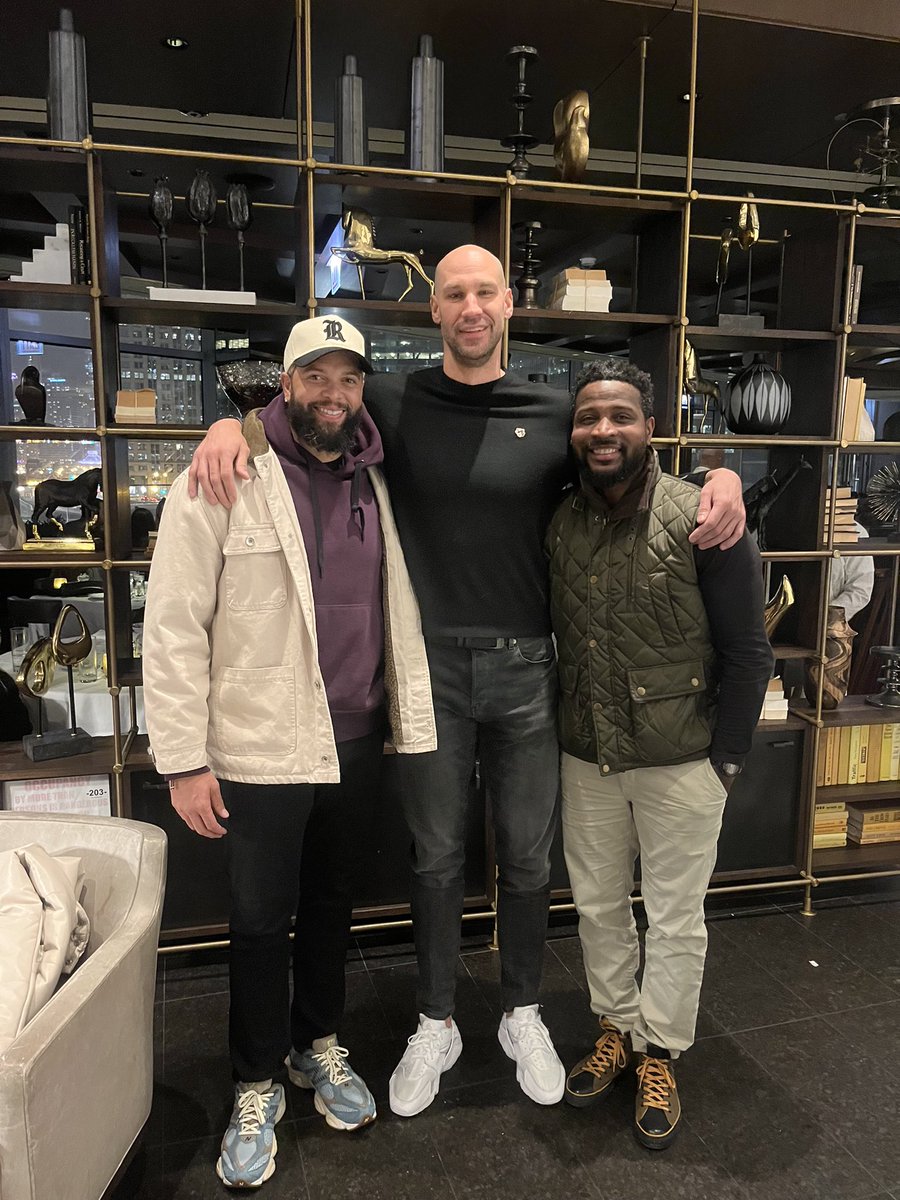 deebrown11's tweet photo. Means a lot to have your brothers come out and support you @RULakersMBB We been thru a lot together and we still here! #Brotherhood ILL #RealHooper Thank you family for the great weekend! 💯 https://t.co/vTGdCMQdxK