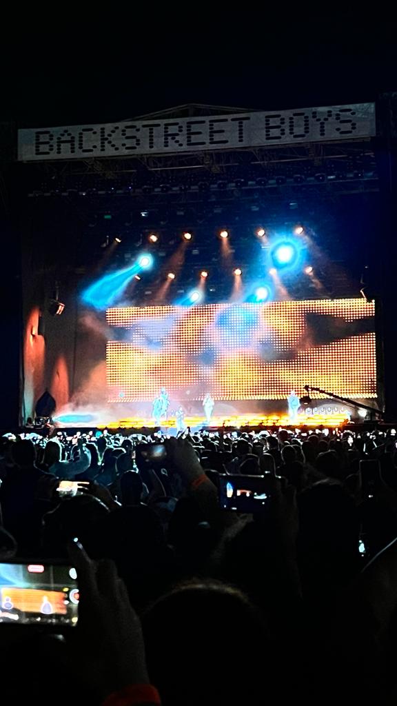 TiagoTiknik's tweet photo. Tinha 10 anos que não sabia a sensação de estar num show de um artista que marcou minha vida!!! Ontém,senti como é bom viver essa nostalgia. Valeu cada km percorrido até chegar aqui! Cada hora da 12 que fiquei dentro do ônibus. #bsbbh #BackstreetBoys #DNAWorldTour2023 https://t.co/CgXXmVQSRr