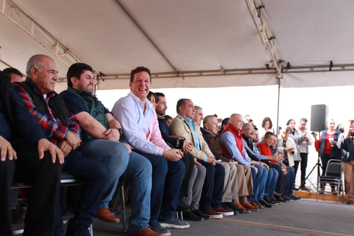 Hoy comencé mi lunes acompañado a nuestro Gobernador Miguel Angel Riquelme Solis y al Alcalde Román Alberto Cepeda en la entrega de pavimentación de la Colonia Nuevo Allende. 📍 💪 
#TorreonSiemprePuede  #VoyContigo  ✌️