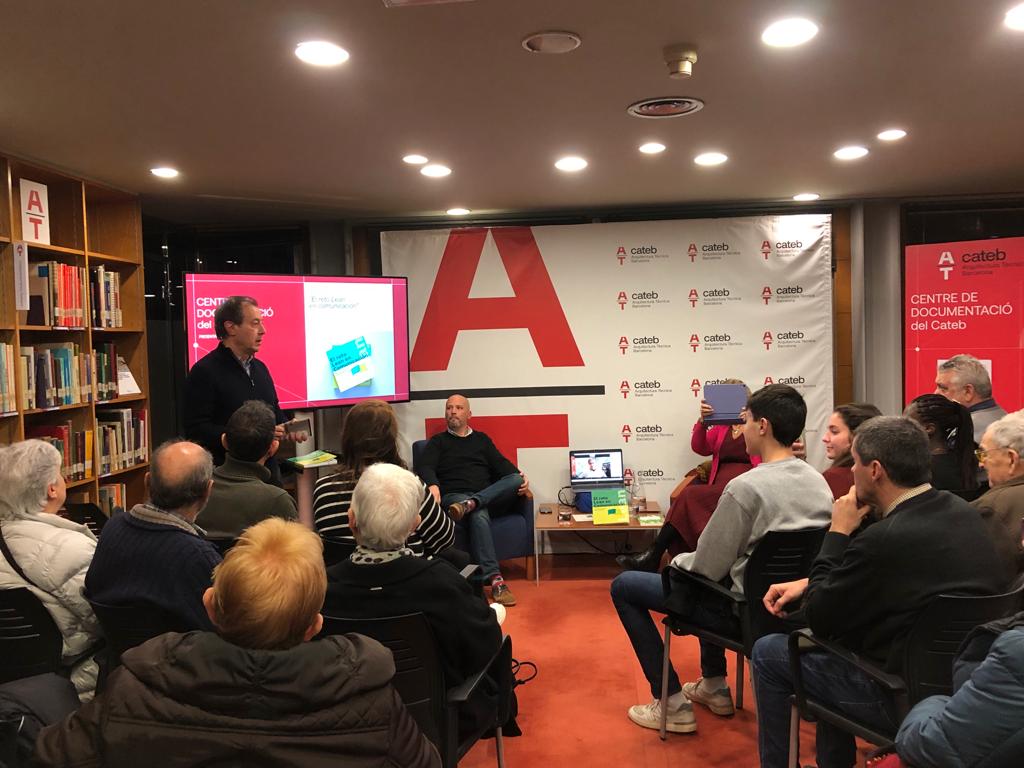 Ple al complet ara mateix al Centre de Documentació del Cateb, en la presentació del llibre El Lean en comunicación, per part dels arquitectes tècnics Mercè Rius i Víctor Balbastre