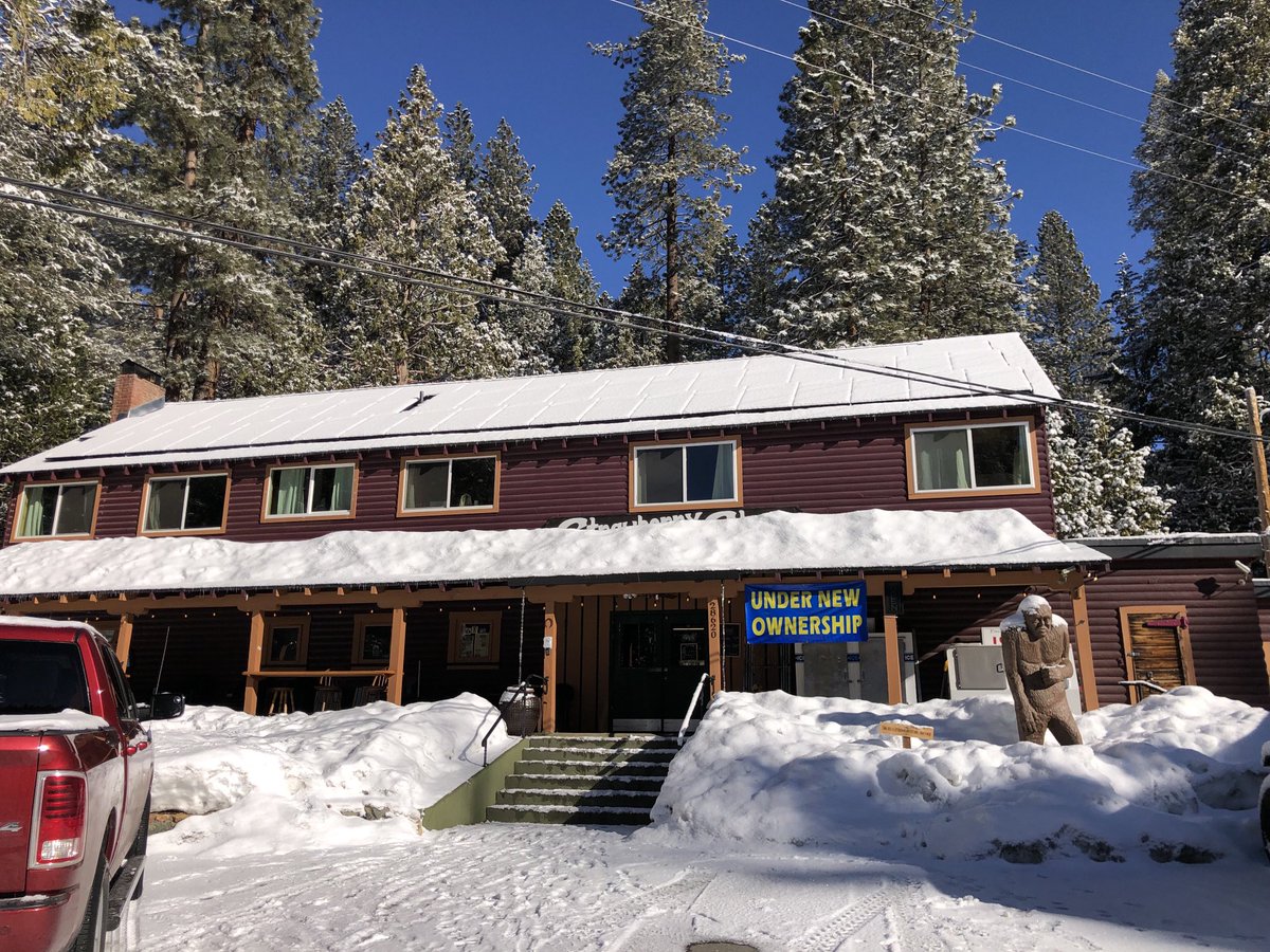 StrawberryGS108's tweet photo. Current conditions 1.29.23 chain control 1 mile above Long Barn#bluebirdskies #chaincontrol #dodgeridge #strawberryca #hwy108 #sierranevada https://t.co/rWtE0Ql3aH