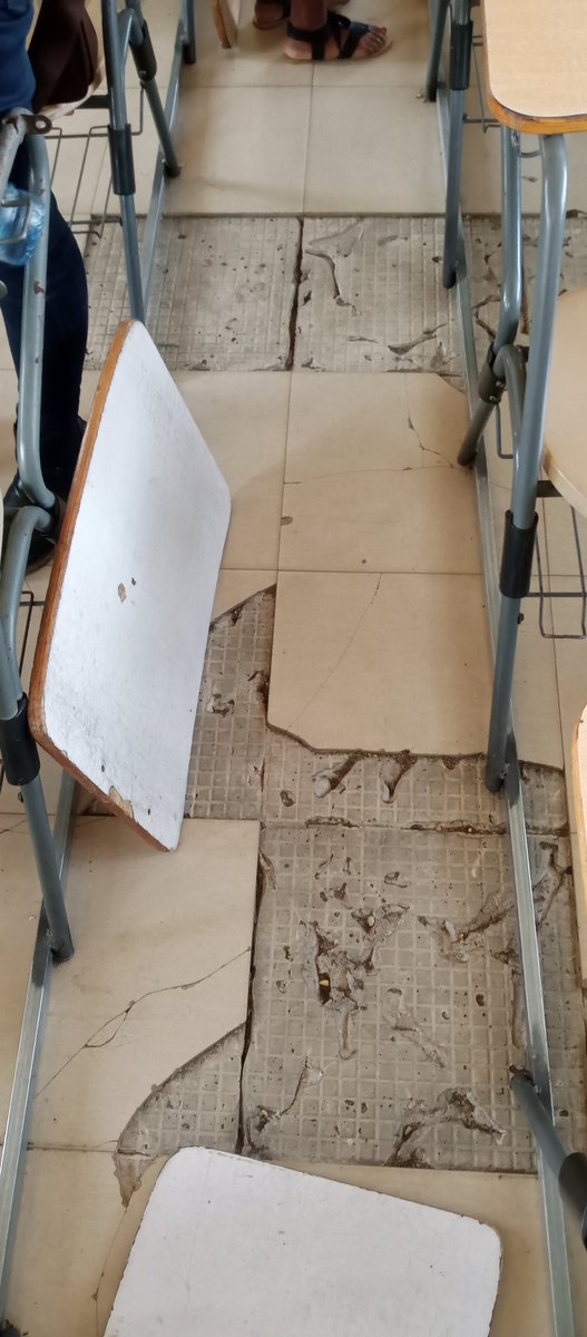 KarlyKheyly's tweet image. Some classrooms in the Ghana Institute of Journalism (GIJ/UNIMAC) are in poor states. Some classes have broken tiles which haven't been fixed yet. If care is not taken when entering these rooms, you might end up  falling. @TDzineku @kodwoboateng #mediacourse