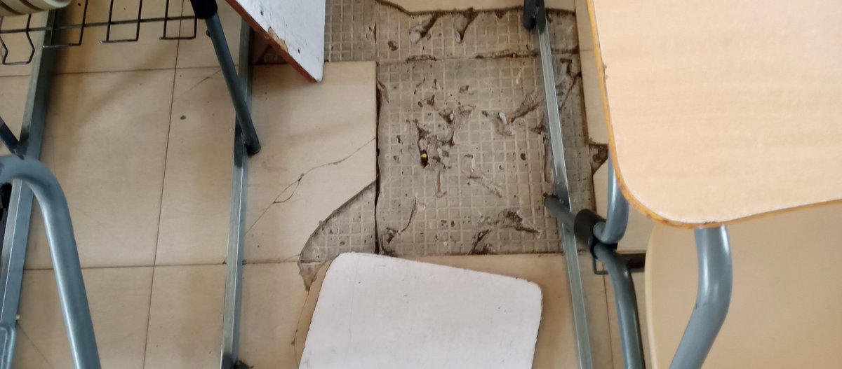 KarlyKheyly's tweet image. Some classrooms in the Ghana Institute of Journalism (GIJ/UNIMAC) are in poor states. Some classes have broken tiles which haven't been fixed yet. If care is not taken when entering these rooms, you might end up  falling. @TDzineku @kodwoboateng #mediacourse