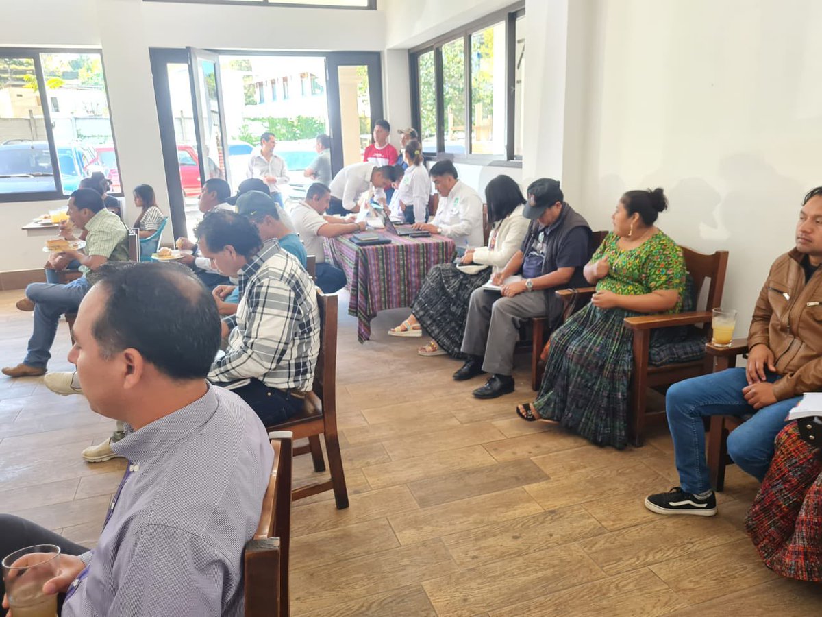 somosuneav's tweet photo. Hoy tuvimos capacitación de afiliación con nuestros coordinadores regionales, departamentales y municipales, sigamos creando una Guatemala mejor 💚
 #OrdenYTransformación.💚👐🏻

#Afíliate #ÚneteALaUNE 

Artículo 20 Literal h) Ley Electoral y de Partidos Políticos. https://t.co/ecKxdRQPOn