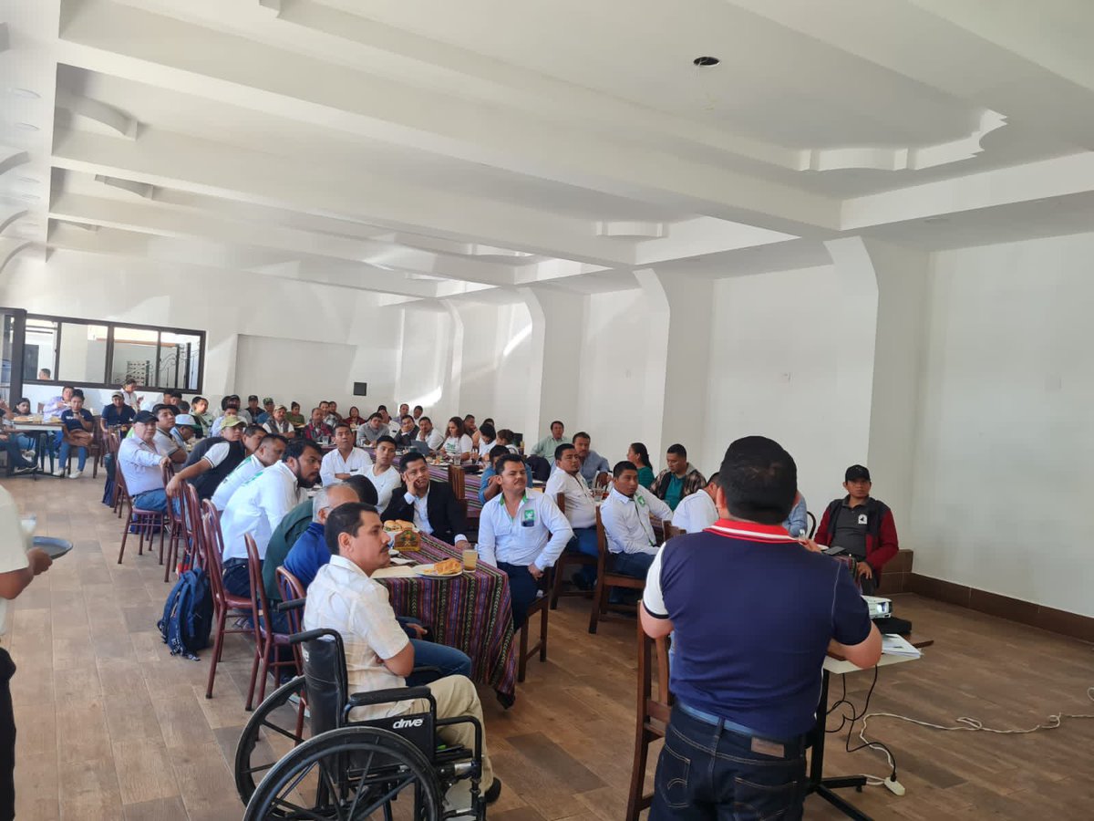 somosuneav's tweet photo. Hoy tuvimos capacitación de afiliación con nuestros coordinadores regionales, departamentales y municipales, sigamos creando una Guatemala mejor 💚
 #OrdenYTransformación.💚👐🏻

#Afíliate #ÚneteALaUNE 

Artículo 20 Literal h) Ley Electoral y de Partidos Políticos. https://t.co/ecKxdRQPOn